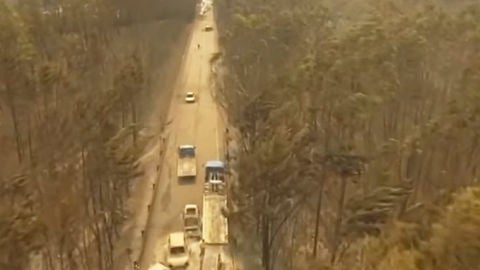 Un dron capta las im&aacute;genes donde quedaron atrapados varios coches en el incendio de Portugal