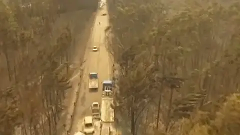 Un dron capta las imágenes donde quedaron atrapados varios coches en el incendio de Portugal Un dron capta las imágenes donde quedaron atrapados varios coches en el incendio de Portugal