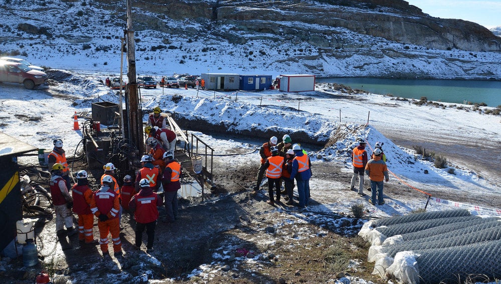 Trabajos de búsqueda de los dos mineros atrapados en la mina Cerro Bayo, ubicada en la comuna de Chile Chico, en Aysén (Chile)