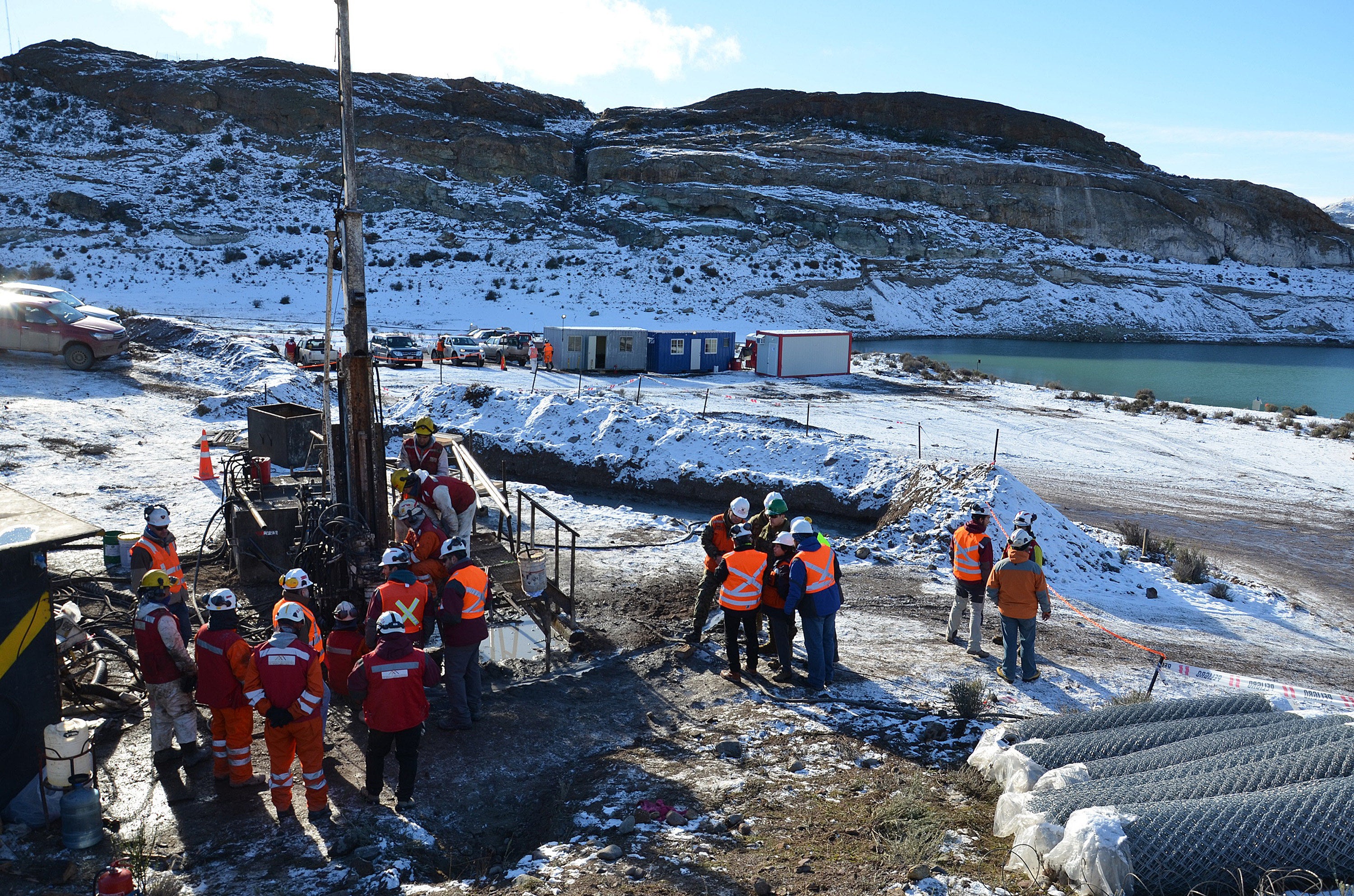 Dos mineros chilenos llevan ya 15 días atrapados en una mina inundada sin noticias sobre su estado Dos mineros chilenos llevan ya 15 días atrapados en una mina inundada sin noticias sobre su estado