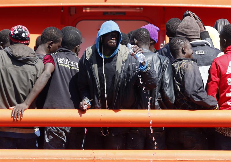 <p>Rescatan a 29 personas de una patera y llega otra a la isla de Alborán</p> <p>Rescatan a 29 personas de una patera y llega otra a la isla de Alborán</p>