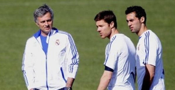 El mensaje de Mourinho tras las retiradas de Xabi Alonso y de Arbeloa: "El fin de una carrera es el inicio de otra" El mensaje de Mourinho tras las retiradas de Xabi Alonso y de Arbeloa: "El fin de una carrera es el inicio de otra"