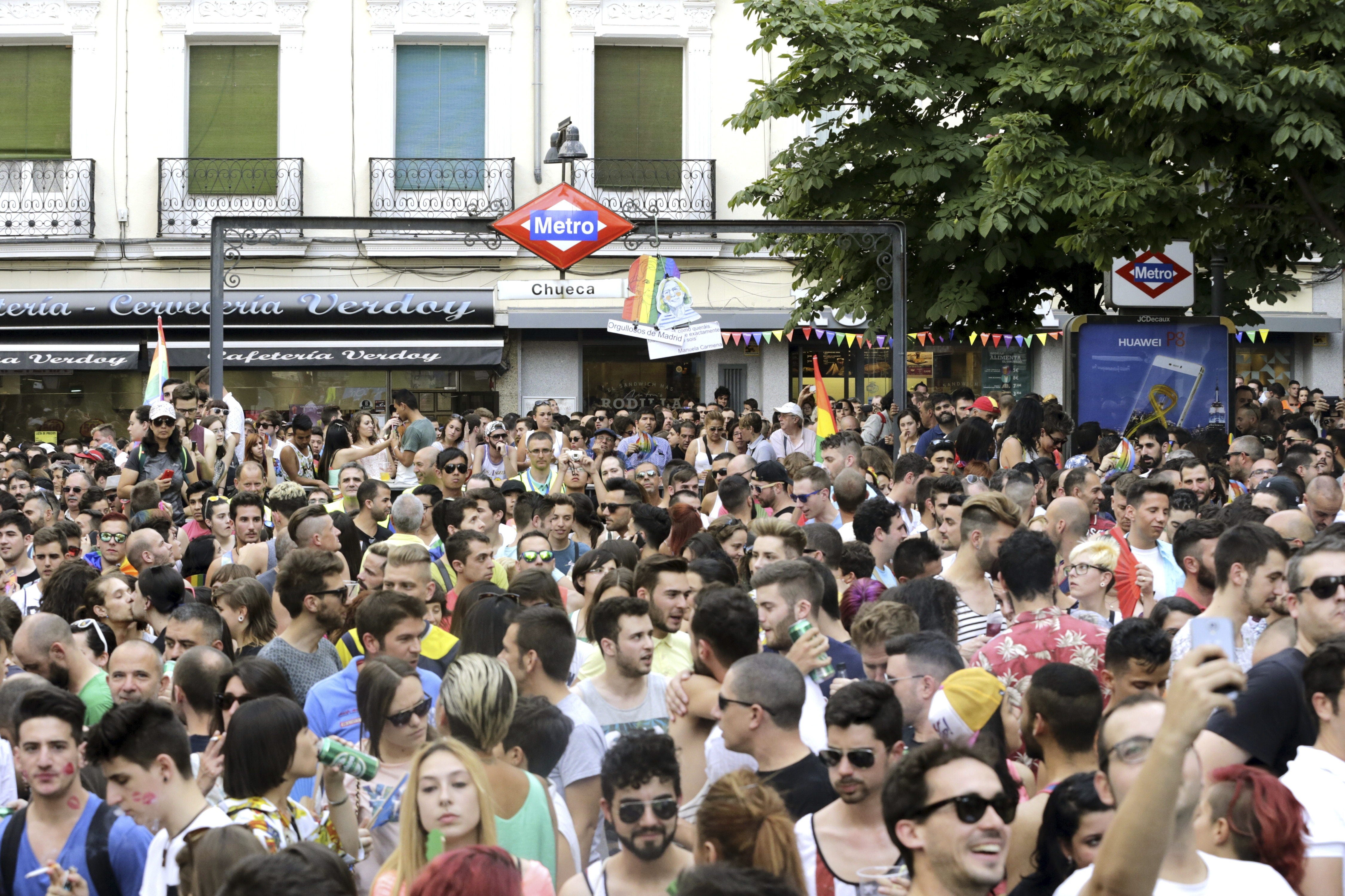Detienen a tres neonazis en Chueca por agredir, escupir e insultar a una pareja homosexual Detienen a tres neonazis en Chueca por agredir, escupir e insultar a una pareja homosexual