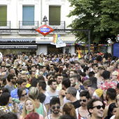 Cientos de personas en la plaza de Chueca durante el Orgullo Gay
