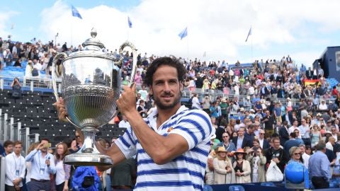 Feliciano L&oacute;pez levanta el trofeo de Queens