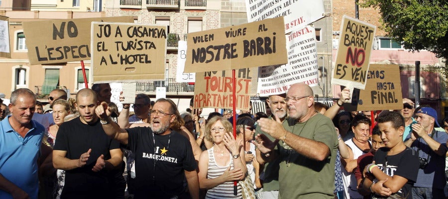 Vecinos de la Barceloneta en una manifestación contra los pisos turísticos Vecinos de la Barceloneta en una manifestación contra los pisos turísticos