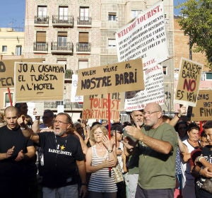 Vecinos de la Barceloneta en una manifestación contra los pisos turísticos Vecinos de la Barceloneta en una manifestación contra los pisos turísticos