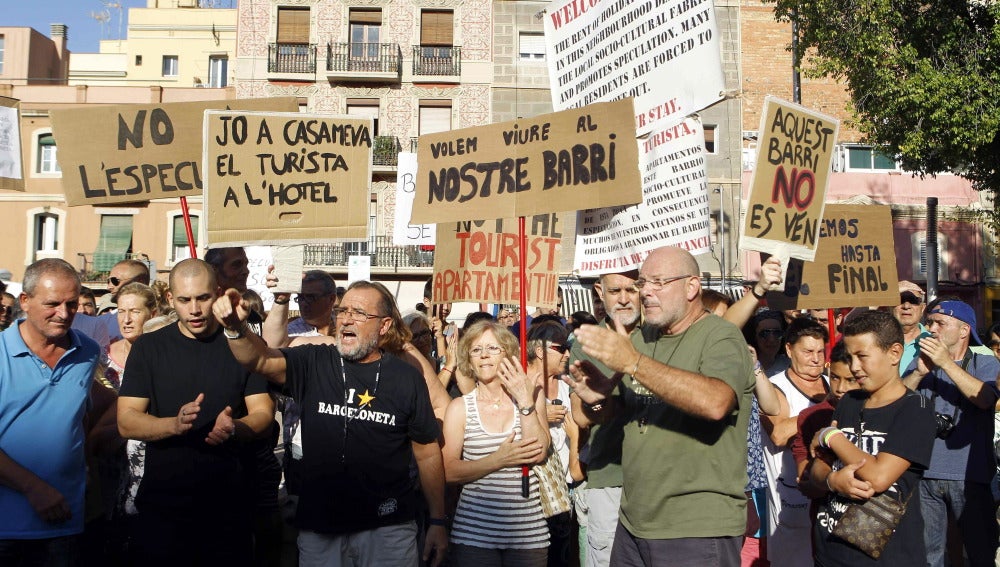 Vecinos de la Barceloneta en una manifestación contra los pisos turísticos