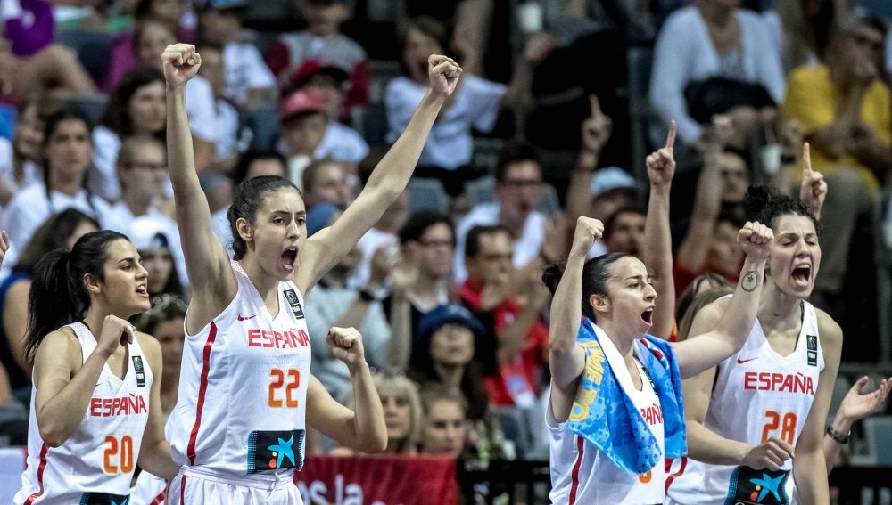 Las jugadoras españolas celebran una canasta ante Francia en la final del Eurobasket