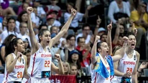Las jugadoras espa&ntilde;olas celebran una canasta ante Francia en la final del Eurobasket