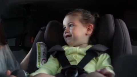Los ni&ntilde;os deben ir protegidos en el coche