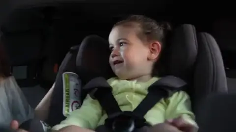 Los niños deben ir protegidos en el coche Los niños deben ir protegidos en el coche