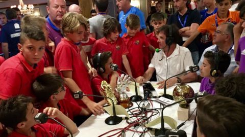De la Morena con los ni&ntilde;os en el III Torneo Internacional de LaLiga Promises.