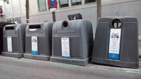 Contenedores para la recogida de distintos tipos de residuos en Madrid. Fuente: UCC-UPM.
