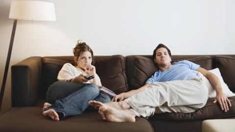 Una pareja viendo la televisi&oacute;n