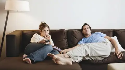 Una pareja viendo la televisión Una pareja viendo la televisión