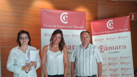 La concejala de Servicios Sociales y Desarrollo Local, Arantxa Mart&iacute;nez, visit&oacute; el vivero de empresas de Vila-real junto a Javier Valls, secretario adjunto de la C&aacute;mara, y Pilar Querol, responsable del servicio. 
