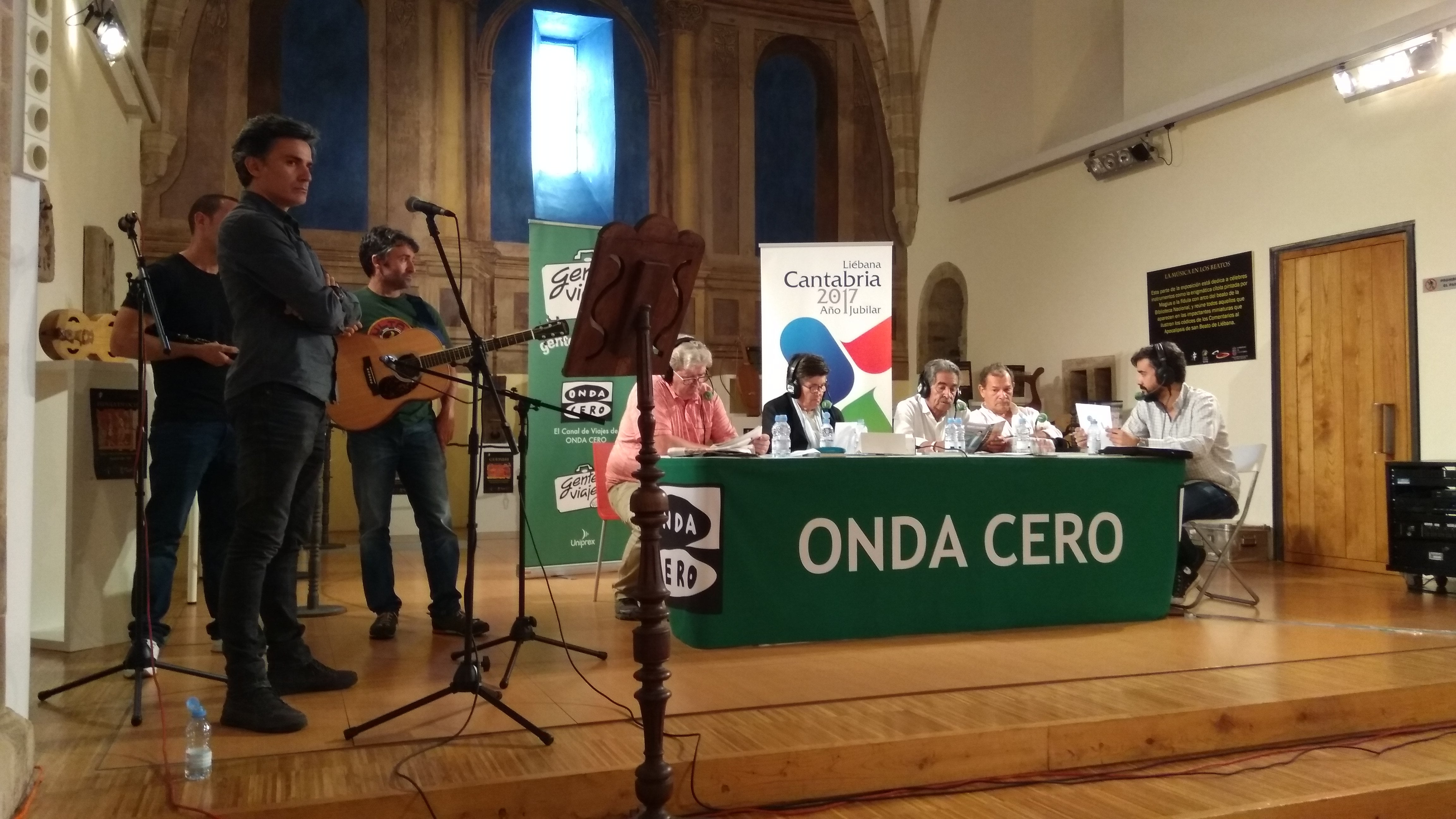 Nando Agüeros canta 'Viento del Norte' en el comienzo de 'Gente Viajera' Nando Agüeros canta 'Viento del Norte' en el comienzo de 'Gente Viajera'
