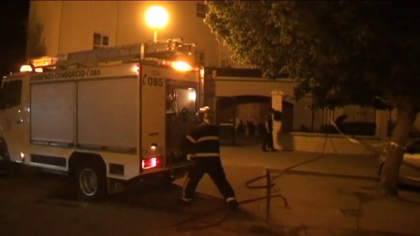 La policía rescata a un anciano atrapado en su casa La policía rescata a un anciano atrapado en su casa