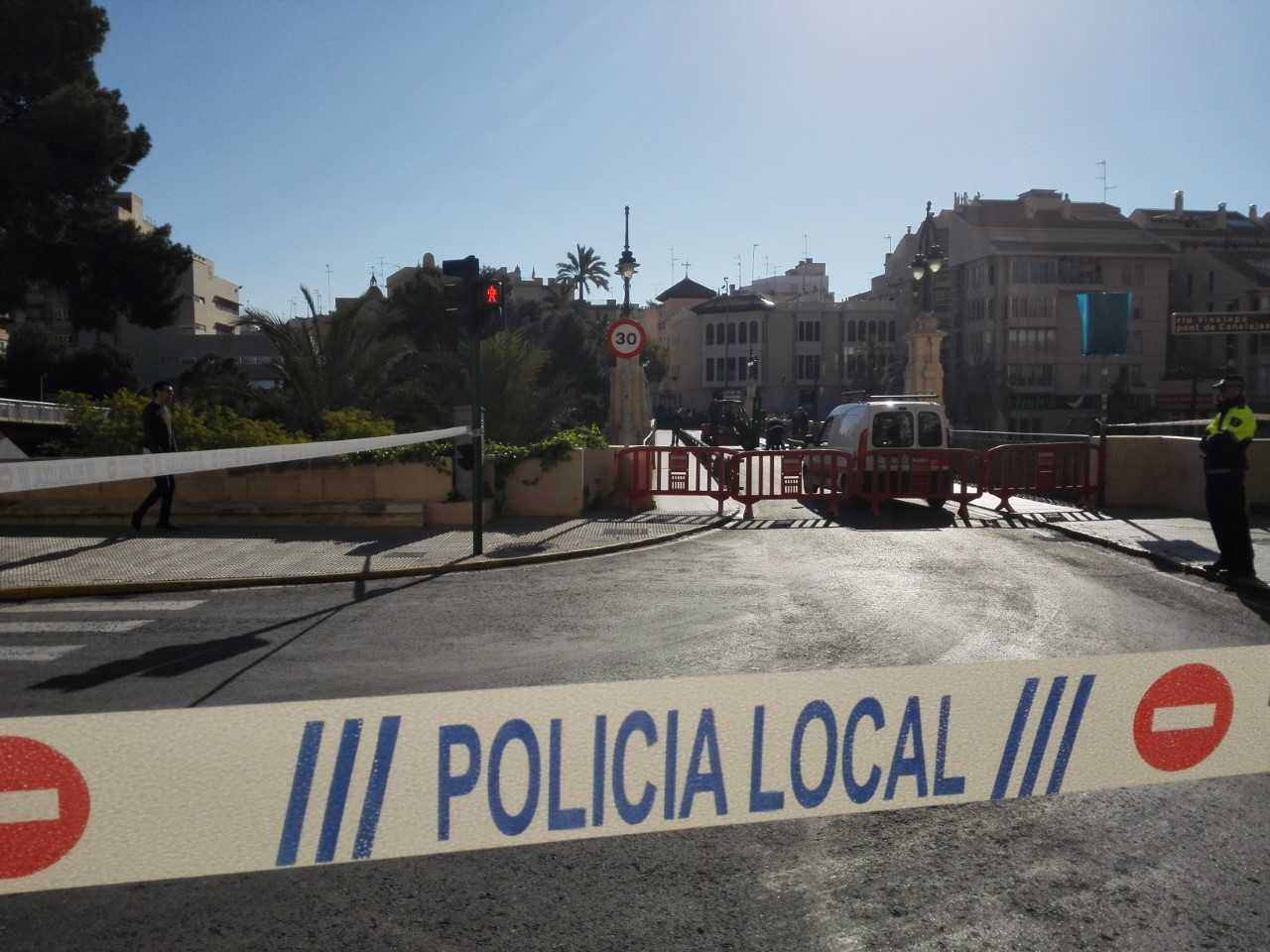 El Puente de Canalejas de Elche se corta al tráfico por la retirada de las biondas El Puente de Canalejas de Elche se corta al tráfico por la retirada de las biondas