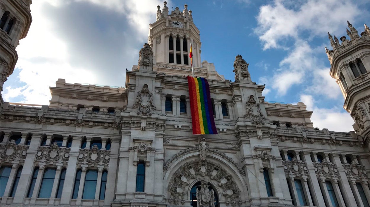 La primera bandera arcoíris "hecha por todos los madrileños" con 100.000 lazos ondea en Palacio de Cibeles La primera bandera arcoíris "hecha por todos los madrileños" con 100.000 lazos ondea en Palacio de Cibeles