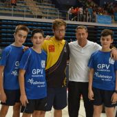 El equipo alevín de Alberto Pomares, junto a Raimon Abellán, en el campeonato de España de Almería.
