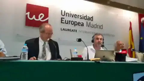 La broma de Alsina al rector de la UEM que ha provocado las risas del auditorio La broma de Alsina al rector de la UEM que ha provocado las risas del auditorio