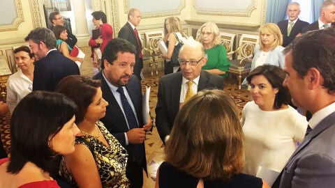 El presidente provincial ha participado en la reuni&oacute;n presidida por la vicepresidenta Soraya S&aacute;enz de Santamar&iacute;a y Crist&oacute;bal Montoro.