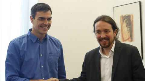 Los secretarios generales del PSOE, Pedro S&aacute;nchez (i), y de Podemos, Pablo Iglesias