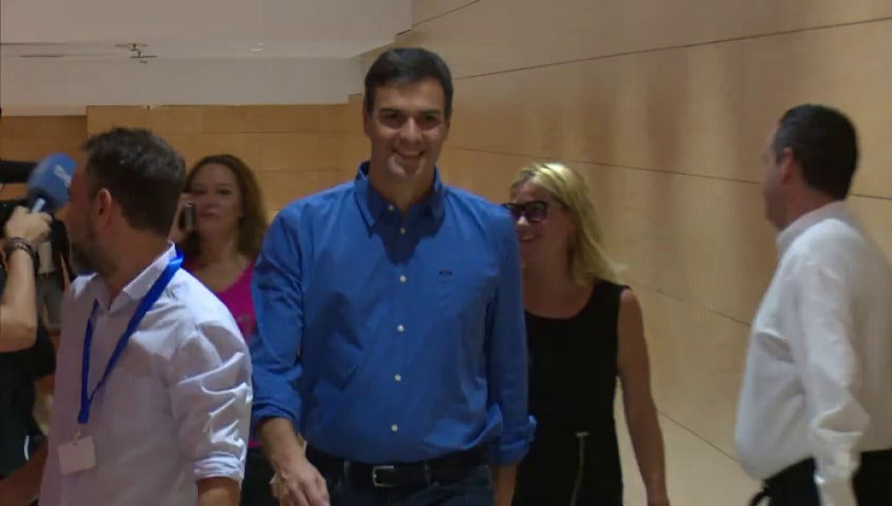 Sánchez llega al Congreso para su reunión con Iglesias