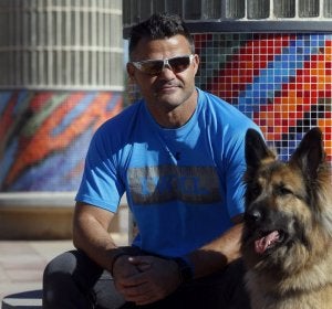 David Casinos, junto a su perra guía Farala David Casinos, junto a su perra guía Farala