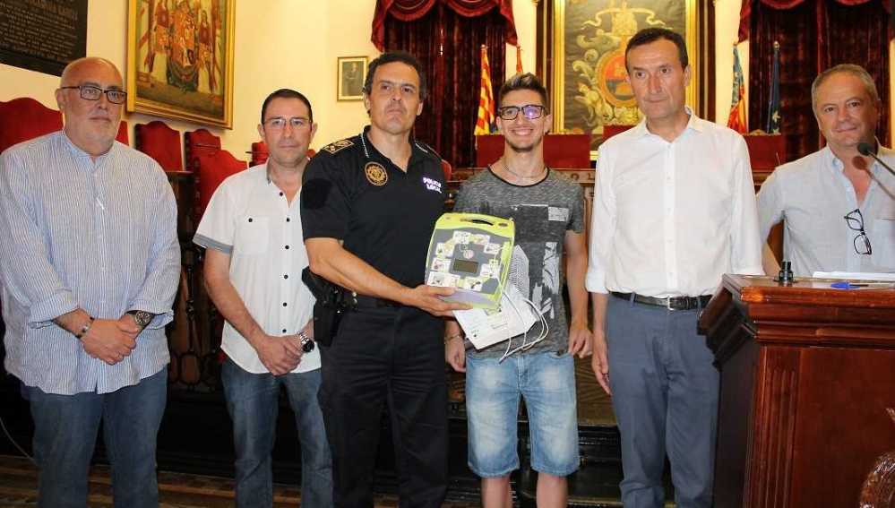 El Intendente General Jefe de la Policía Local de Elche con uno de los desfibriladores recibidos por donación. 
