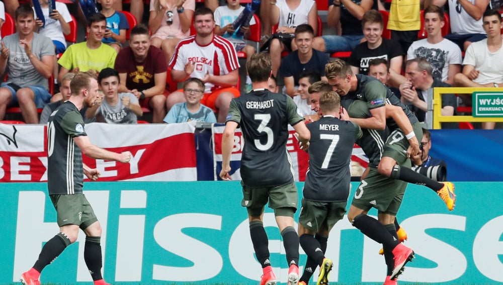 Los jugadores alemanes celebran uno de sus goles contra Inglaterra