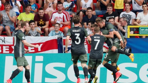Los jugadores alemanes celebran uno de sus goles contra Inglaterra