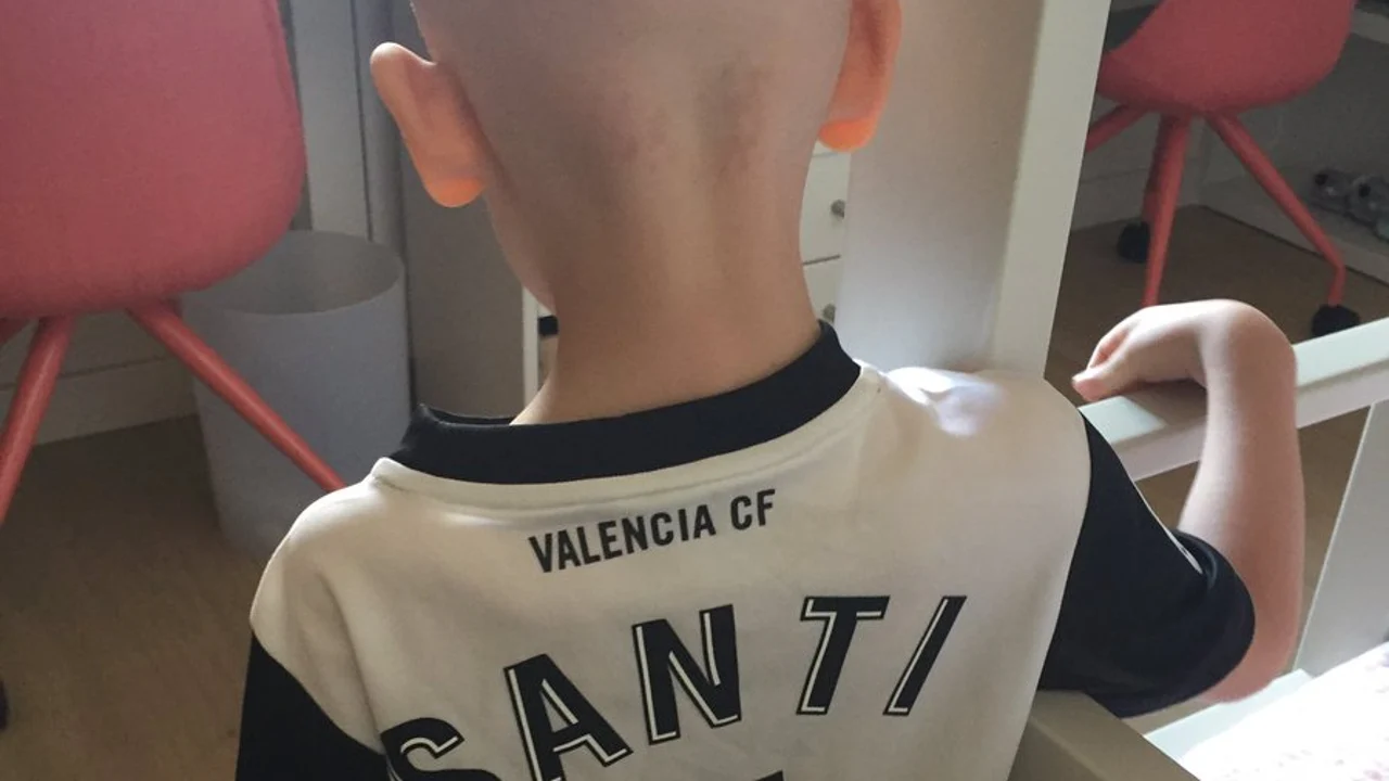 El hijo de Cañizares, con la camiseta que le regaló el Valencia