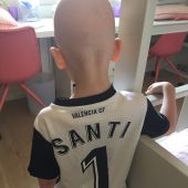 El hijo de Cañizares, con la camiseta que le regaló el Valencia