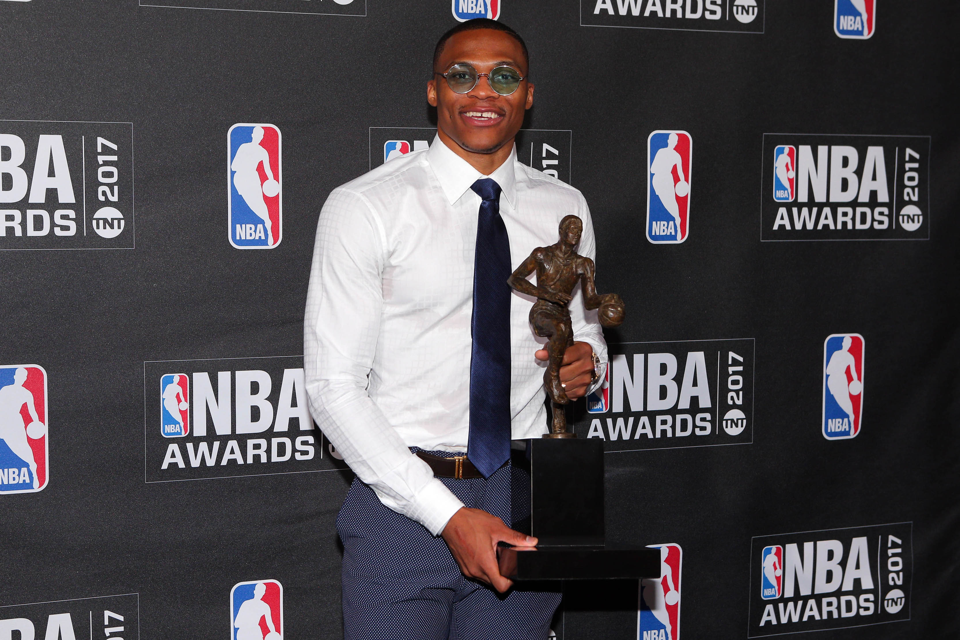 Russell Westbrook, elegido como MVP de la NBA; triunfan Rockets y Bucks Russell Westbrook, elegido como MVP de la NBA; triunfan Rockets y Bucks