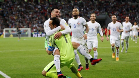 Los jugadores de Chile celebran el pase a la final de la Confederaciones