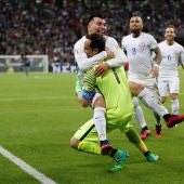Los jugadores de Chile celebran el pase a la final de la Confederaciones