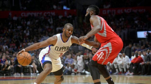 Chris Paul intenta marcharse de James Harden durante un partido