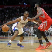Chris Paul intenta marcharse de James Harden durante un partido Chris Paul intenta marcharse de James Harden durante un partido