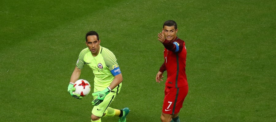 Claudio Bravo saca de puerta ante la mirada de Cristiano Ronaldo Claudio Bravo saca de puerta ante la mirada de Cristiano Ronaldo