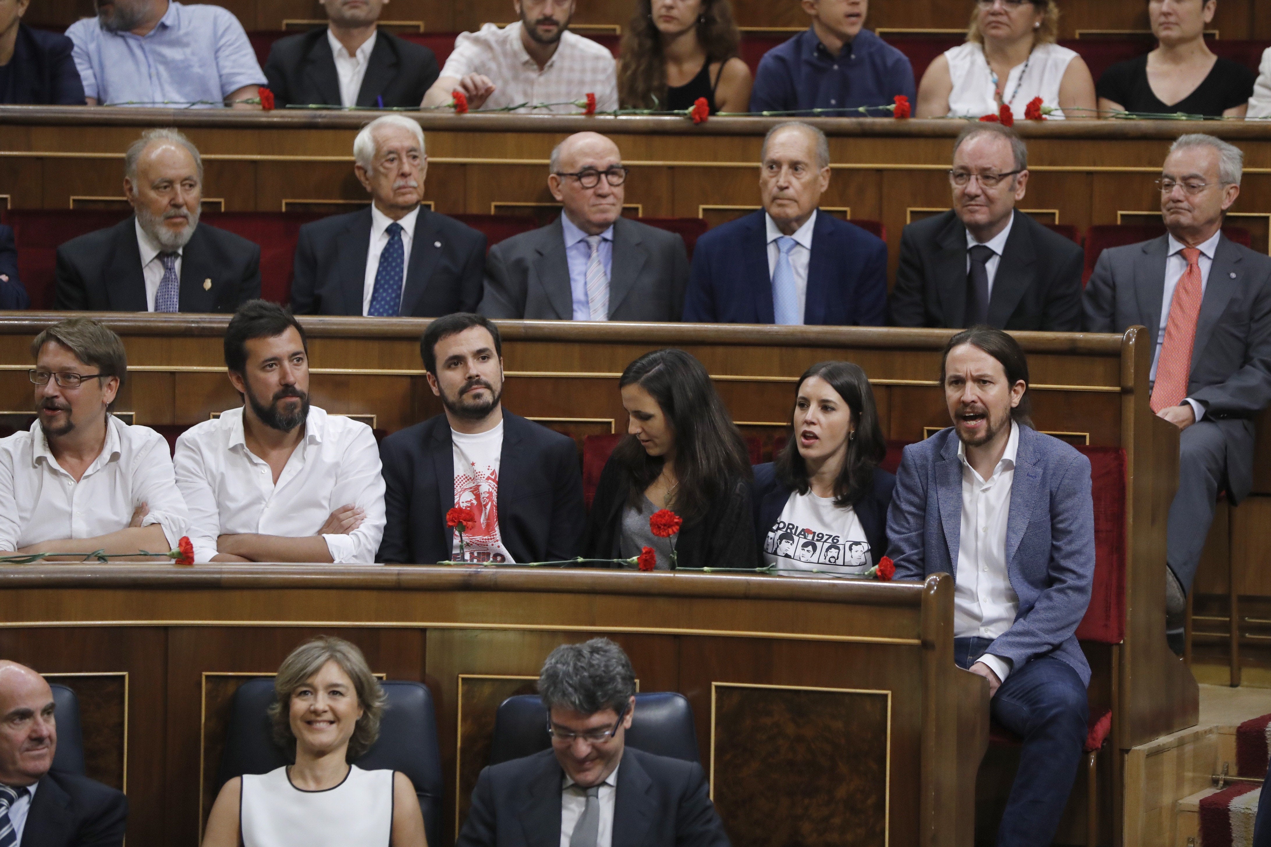 Los diputados de Podemos no aplauden la entrada del Rey y los de PDeCAT exhiben carteles con una urna Los diputados de Podemos no aplauden la entrada del Rey y los de PDeCAT exhiben carteles con una urna