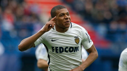 Mbapp&eacute; celebra un gol con el M&oacute;naco