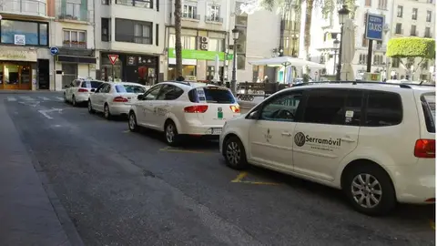 Imagen archivo de taxis en una parada de Elche. Taxis