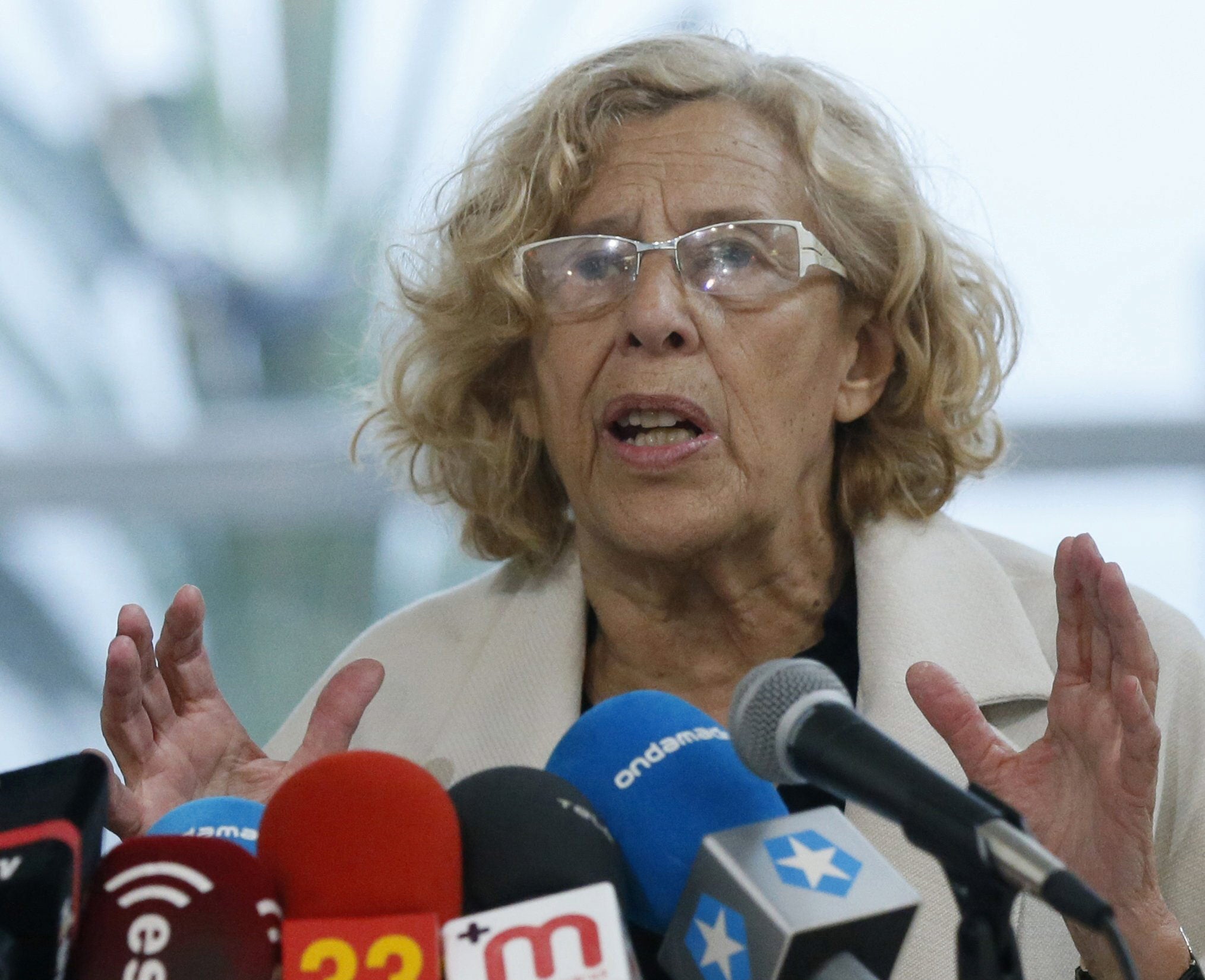 Carmena defiende "más democracia y más diálogo" cuando el sistema se resiente porque tiene "momentos críticos" Carmena defiende "más democracia y más diálogo" cuando el sistema se resiente porque tiene "momentos críticos"