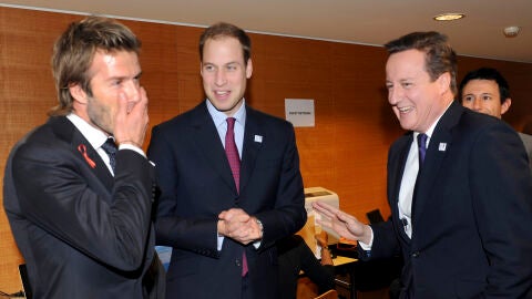 David Beckham dialoga con el pr&iacute;ncipe Guillermo y David Cameron