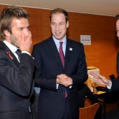 David Beckham dialoga con el príncipe Guillermo y David Cameron