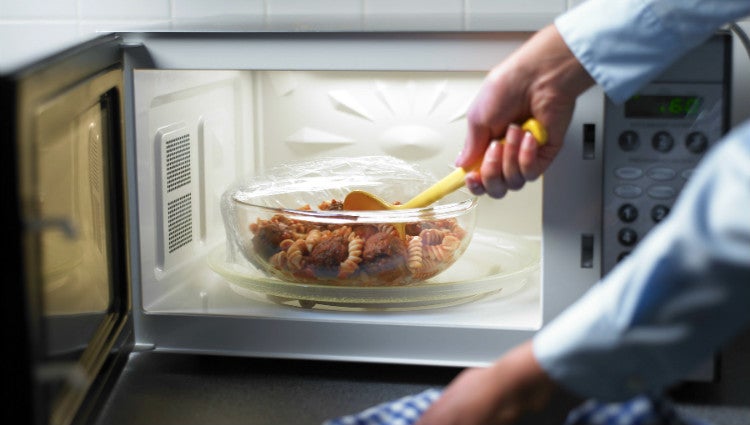 Un recipiente muy común que no debes meter nunca en el microondas Un recipiente muy común que no debes meter nunca en el microondas