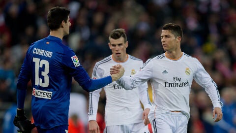 Courtois y Cristiano Ronaldo se dan la mano tras un derbi